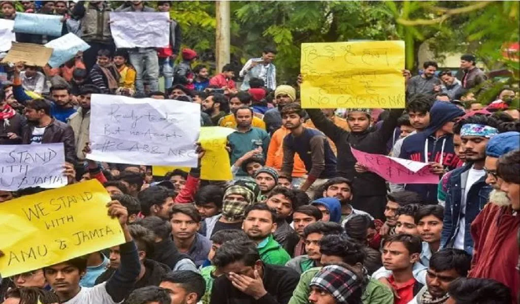 नागरिकता संशोधन कानून के खिलाफ देश के कई हिस्सों में प्रदर्शन हो रहे हैं। लोग केंद्र सरकार से इस कानून को वापस लिए जाने की मांग करक रहे हैं।
