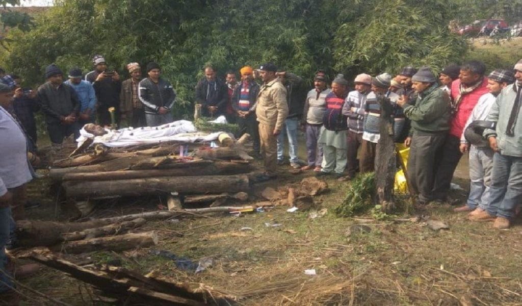 उत्तराखंड के काशीपुर के भीमनगर में कांस्टेबल मोहित जोशी का अंतिम संस्कार कर दिया गया। नम आंखों से उन्हें इलाके के लोगों ने विदाई दी।