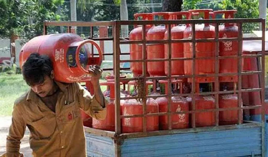नए साल के पहले दिन जनता को महंगाई का झटका लगा है। रसोई गैस सिलंडर महंगा हो गया है।