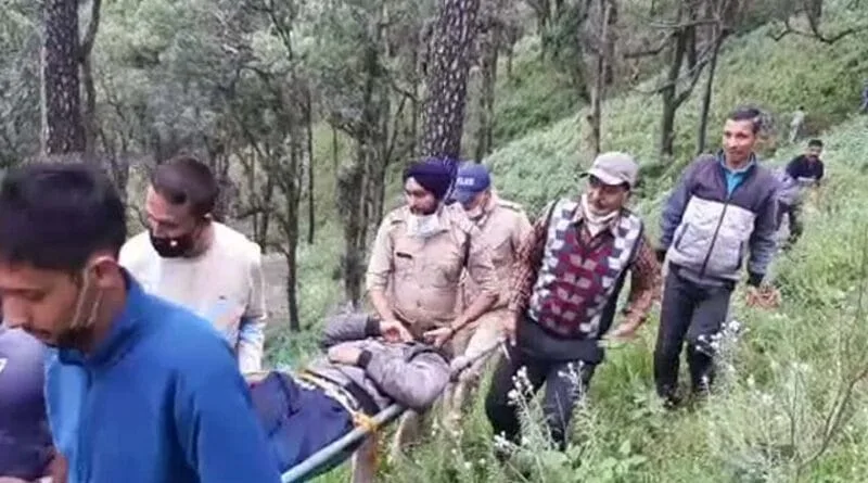 दुखद खबर: नैनीताल में अनियंत्रित होकर गहरी खाई में गिरी कार, तीन लोग गंभीर रूप से घायल