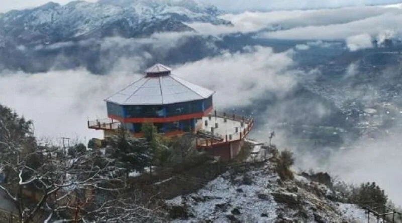 उत्तराखंड को देवभूमि भी कहा जाता है, क्योंकि यहां धार्मिक पर्यटन स्थलों की कमी नहीं है। प्रदेश के हर जिले का अपना एक धार्मिक महत्व है। केदारनाथ और बदरीनाथ, ऋिषिकेश के बारे में तो दुनिया को पता है, लेकिन कई ऐसी जगह भी है जिनके बारे में कम ही लोग जानते हैं। उन्हीं में से एक है चंडाक।