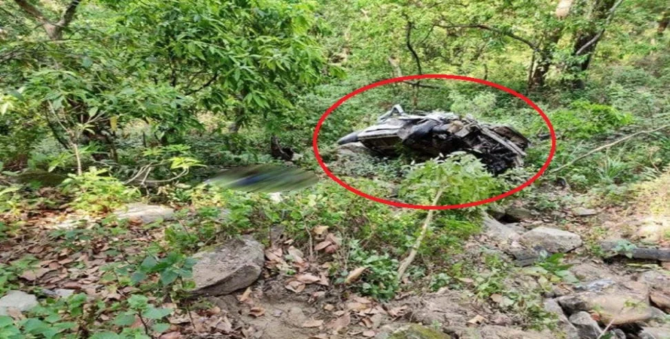 उत्तरकाशी में मोरी के जखोल-सांकरी मोटर मार्ग पर भीषण सड़क हादसा हुआ है। एक बोलेरो वाहन के खाई में गिरने से दो लोगों की मौके पर ही मौत हो गई।