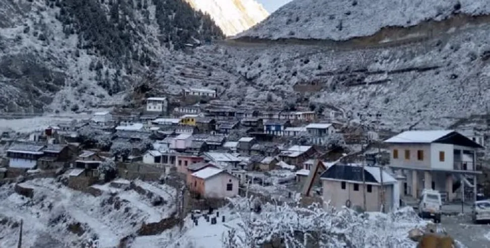 चमोली जिले में चीन सीमा से सटी नीति घाटी में इस सीजन की पहली बर्फबारी हुई है। बर्फबारी के बाद पूरे इलाके में सफेद चादर बिछ गई है। जिससे नीति गांव का नजारा और भी मनमोहक हो गया है।