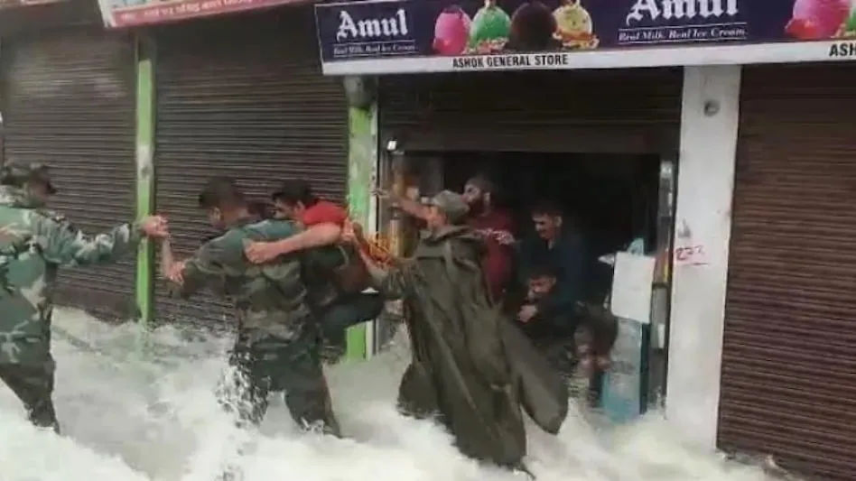 उत्तराखंड: देवदूत बनकर आए सेना के जवान, सड़क पर पानी के तेज बहाव के बीच बचाई कई लोगों की जान, देखें VIDEO