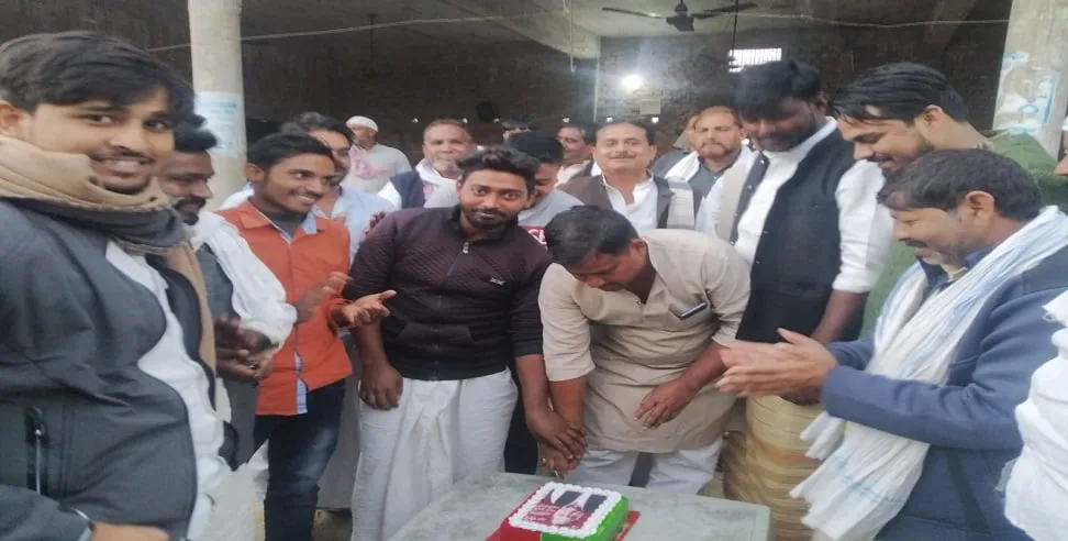 उत्तर प्रदेश के गाजीपुर जिले के सेवराई तहसील के उसिया गांव में समाजवादी पार्टी के संरक्षक मुलायम सिंह यादव का जन्मदिन केक काटकर धूमधाम से मनाया गया।