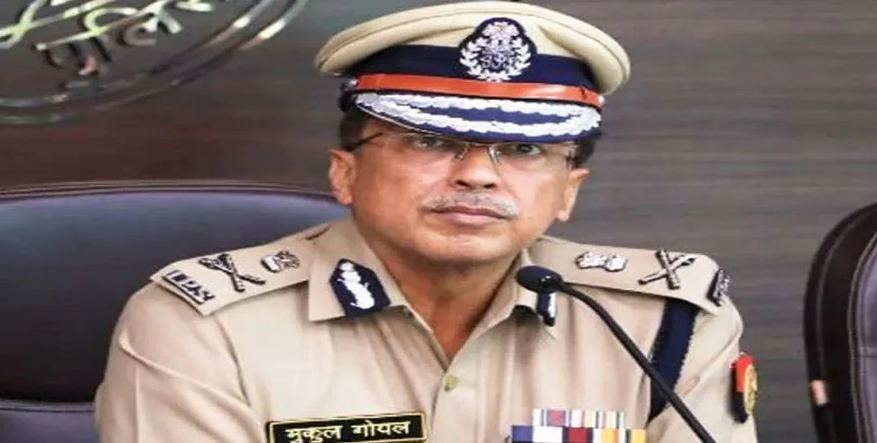 उत्तर प्रदेश के डीजीपी मुकुल गोयल को उनके पद से हटा दिया गया है।
