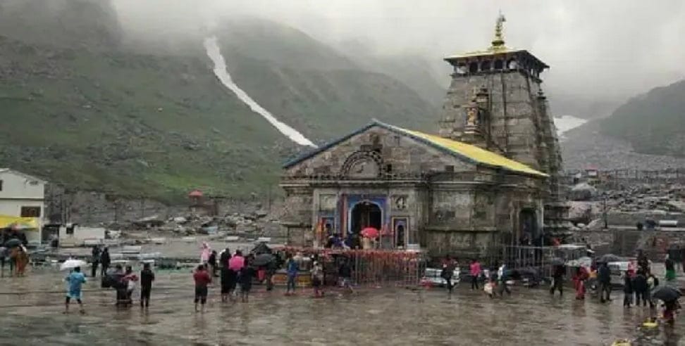उत्तराखंड में मानसून की दस्तक के साथ ही कई जगहों पर हुई बारिश सड़कों पर कहर बनकर बरसी है।