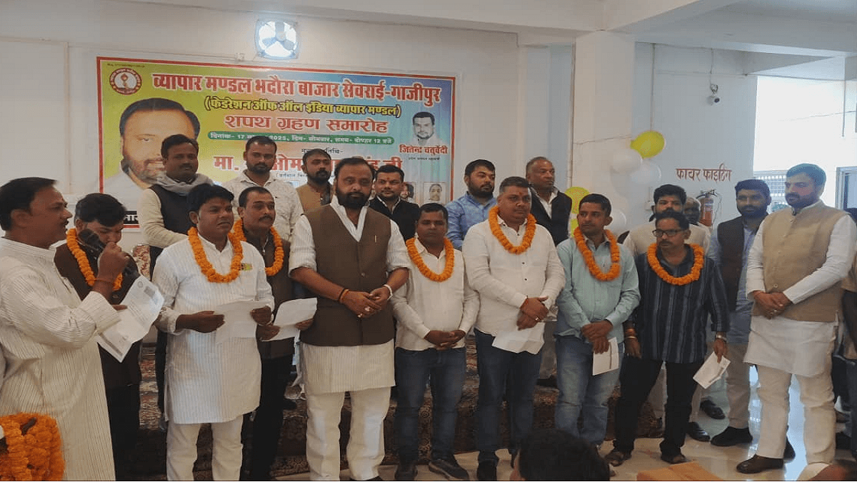 सेवराई में आयोजित व्यापार मंडल के शपथ ग्रहण समारोह में विधायक ओमप्रकाश सिंह सहित कई अतिथि शामिल हुए। कार्यक्रम में नए पदाधिकारियों को शपथ दिलाई गई और व्यापारियों को एकजुट रहने का संदेश दिया गया।