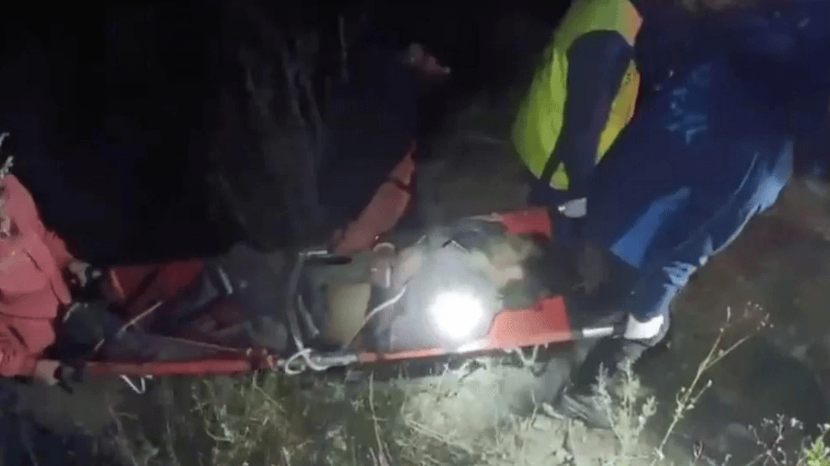 चमोली जिले में बाराती लेकर लौट रही सूमो खाई में गिरने से तीन लोगों की मौत और दो घायल हुए। पुलिस व SDRF ने देर रात रेस्क्यू कर घायलों को अस्पताल पहुंचाया।
