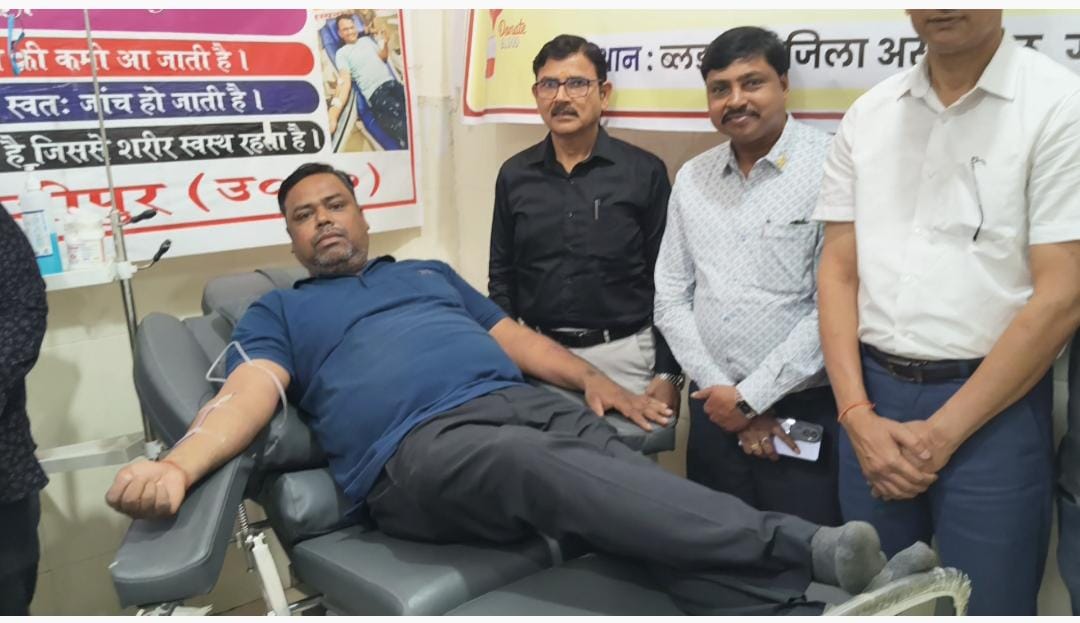 गाजीपुर में नागरिक सुरक्षा कोर द्वारा आयोजित रक्तदान शिविर में लोग रक्तदान करते हुए