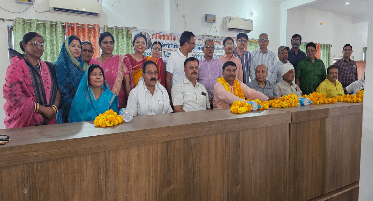 गाज़ीपुर में होम्योपैथी समारोह के दौरान डॉक्टरों द्वारा मरीजों का मुफ्त इलाज करते हुए