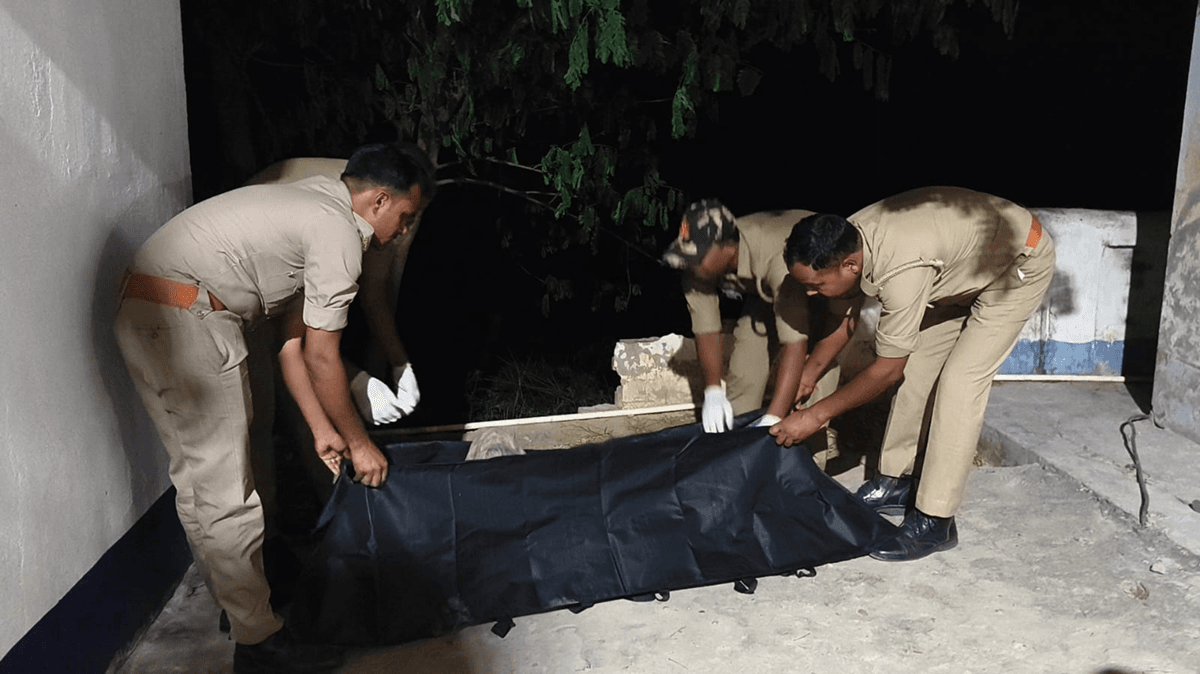 भदौरा गाज़ीपुर में पेट्रोल पंप के पीछे अज्ञात युवक का शव मिलने पर जांच करती पुलिस