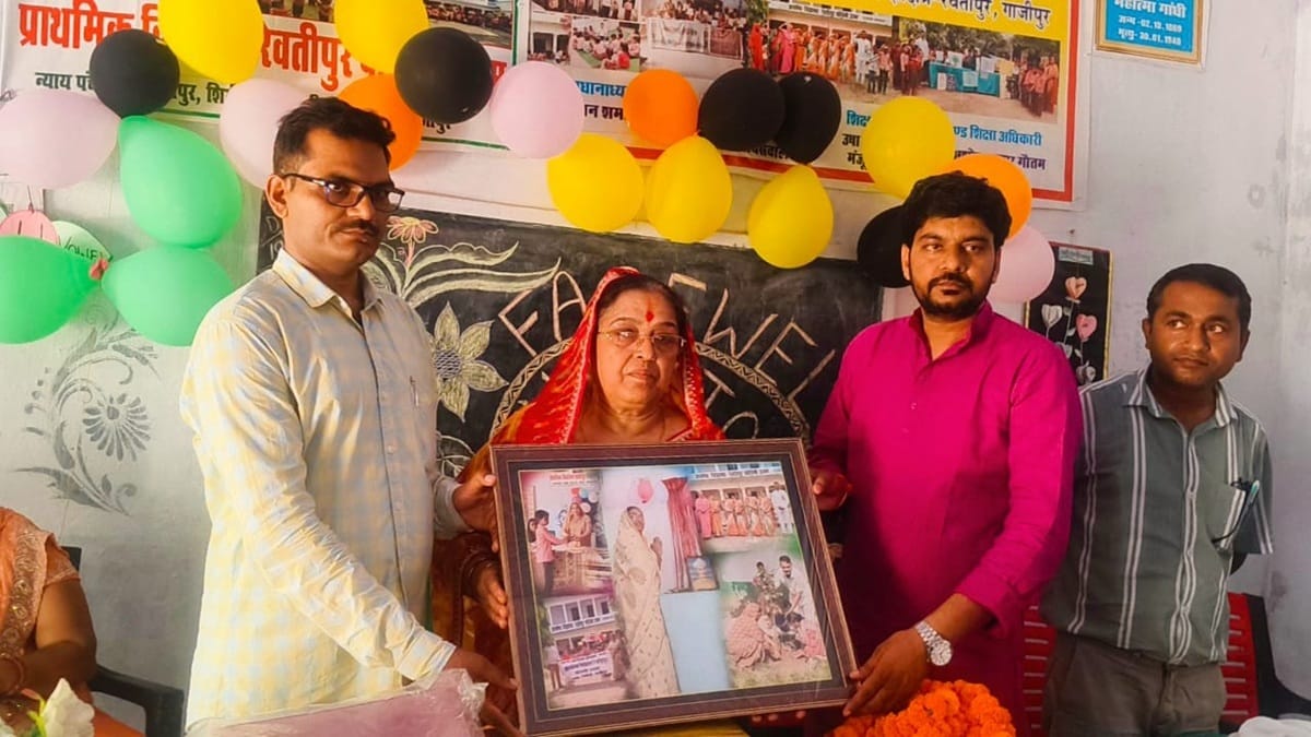 रेवतीपुर पश्चिमी प्राथमिक विद्यालय में शिक्षिका ऊषा पांडेय के सेवानिवृत्ति पर भावपूर्ण विदाई समारोह आयोजित, शिक्षकों-छात्रों ने सम्मानित कर योगदान याद किया।