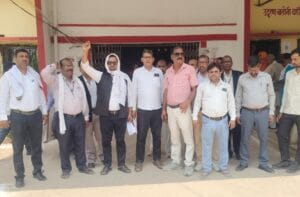गाजीपुर: लाठीचार्ज और उत्पीड़न के खिलाफ वकीलों का प्रदर्शन, SDM को सौंपा ज्ञापन