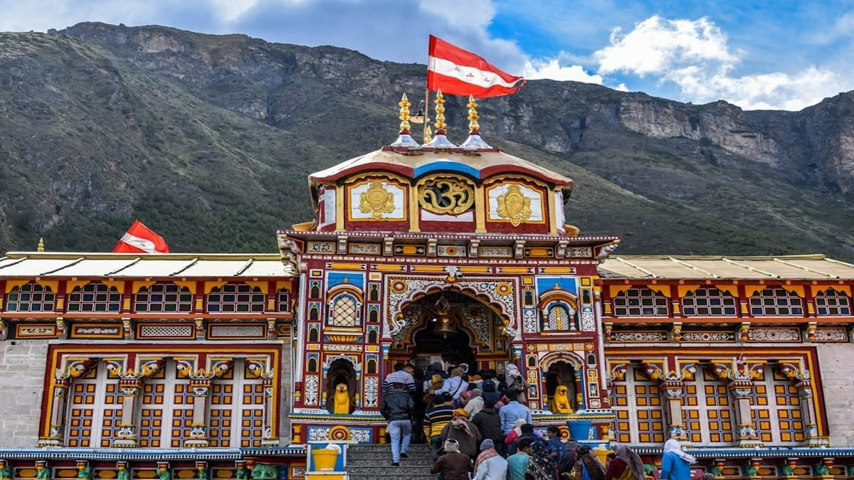 बद्रीनाथ मंदिर में दान प्रबंधन की जांच के बीच बीकेटीसी कोषाध्यक्ष के तबादले के बाद श्रद्धालुओं की आवाजाही का दृश्य।