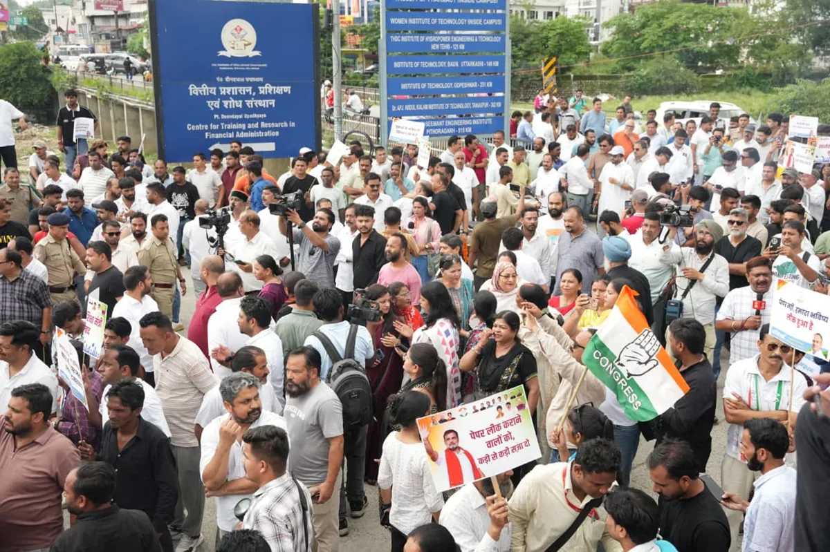UTU पेपर लीक मामले में देहरादून में विरोध मार्च निकालते कांग्रेस कार्यकर्ता।